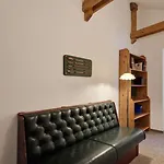 Red Lion Pub & 3*