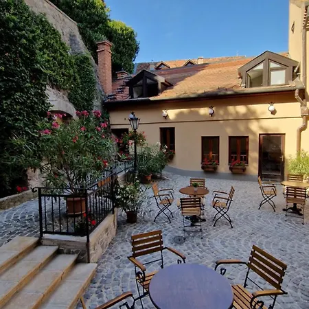 Hotel apartamentowy Red Lion Pub &