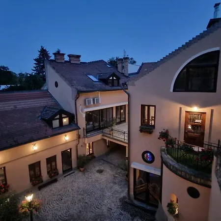 Red Lion Pub & Hotel apartamentowy 3*