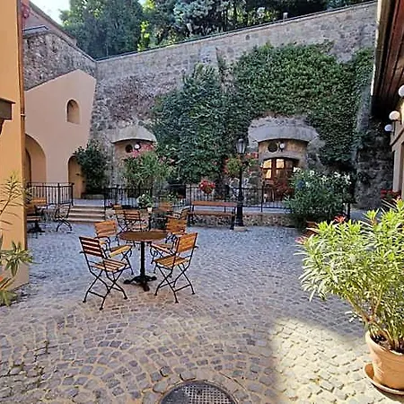 Red Lion Pub & 3*